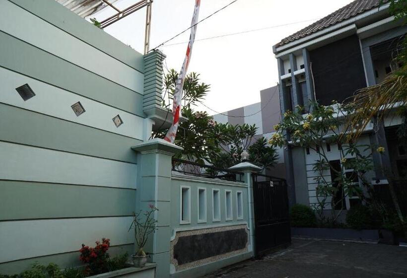 Hotel Oyo Life 93045 Kost Putra Bu Ketut