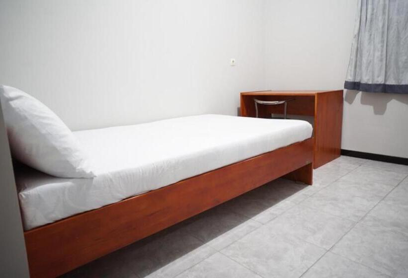 Hotel Oyo Life 93045 Kost Putra Bu Ketut