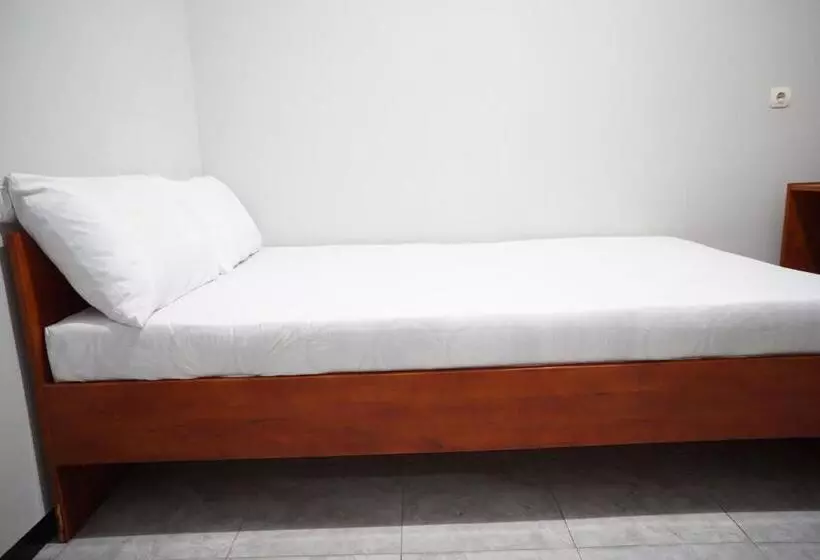 ホテル Oyo Life 93045 Kost Putra Bu Ketut