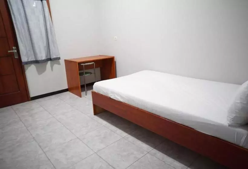 ホテル Oyo Life 93045 Kost Putra Bu Ketut