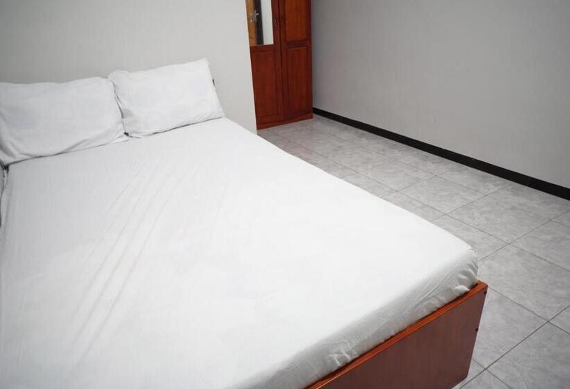 Hotel Oyo Life 93045 Kost Putra Bu Ketut