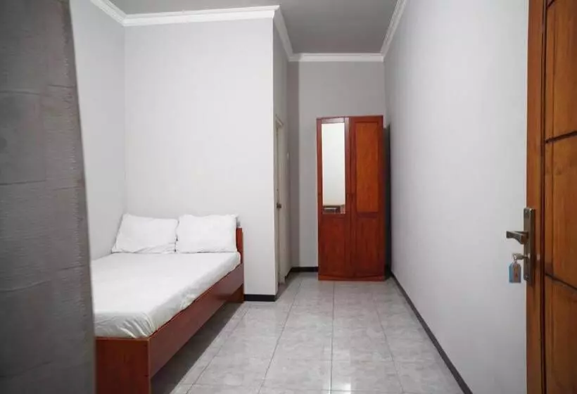 ホテル Oyo Life 93045 Kost Putra Bu Ketut