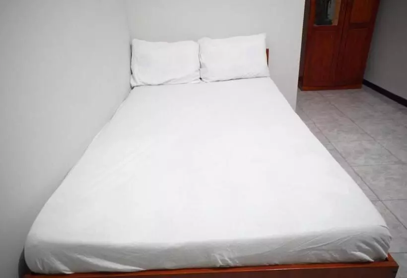 ホテル Oyo Life 93045 Kost Putra Bu Ketut