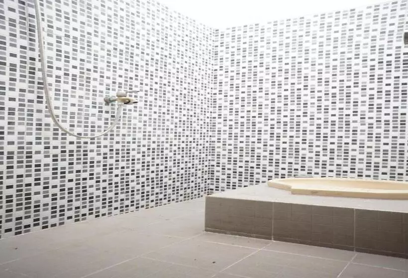 ホテル Oyo Life 93045 Kost Putra Bu Ketut