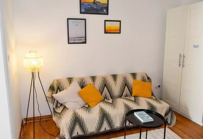 پانسیون Central Lisbon Rooms In Palmira Shared Apartment For Surf Lovers