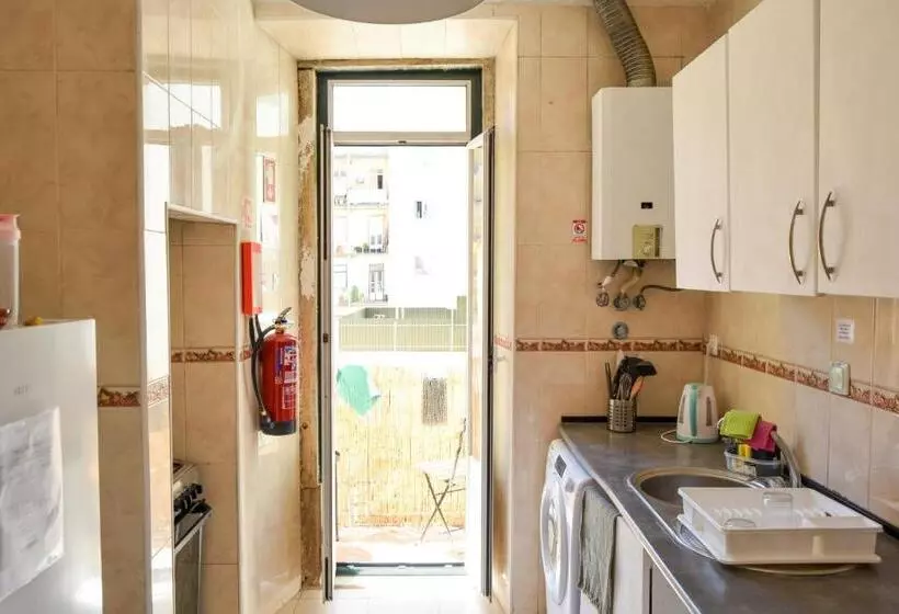 پانسیون Central Lisbon Rooms In Palmira Shared Apartment For Surf Lovers