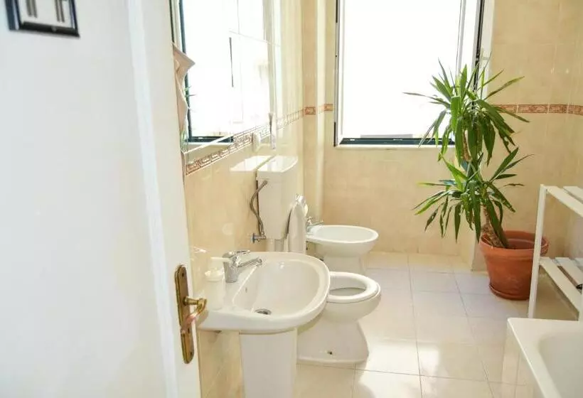 پانسیون Central Lisbon Rooms In Palmira Shared Apartment For Surf Lovers