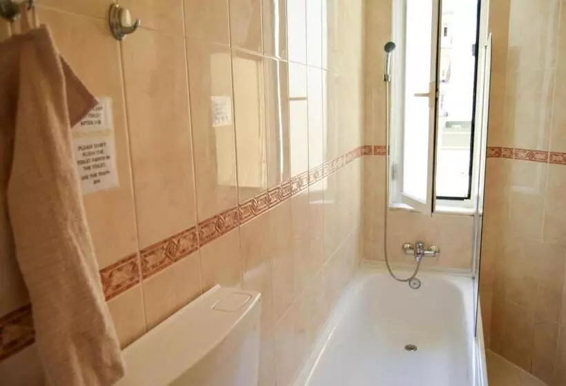 پانسیون Central Lisbon Rooms In Palmira Shared Apartment For Surf Lovers