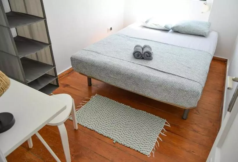 پانسیون Central Lisbon Rooms In Palmira Shared Apartment For Surf Lovers