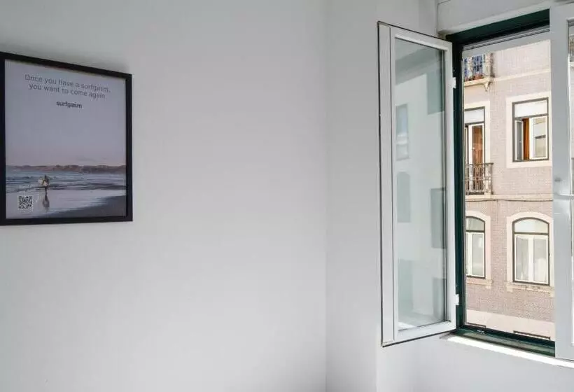 پانسیون Central Lisbon Rooms In Palmira Shared Apartment For Surf Lovers