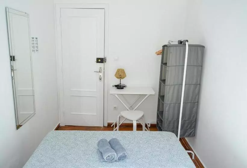 پانسیون Central Lisbon Rooms In Palmira Shared Apartment For Surf Lovers