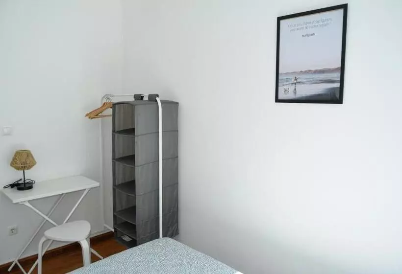 پانسیون Central Lisbon Rooms In Palmira Shared Apartment For Surf Lovers
