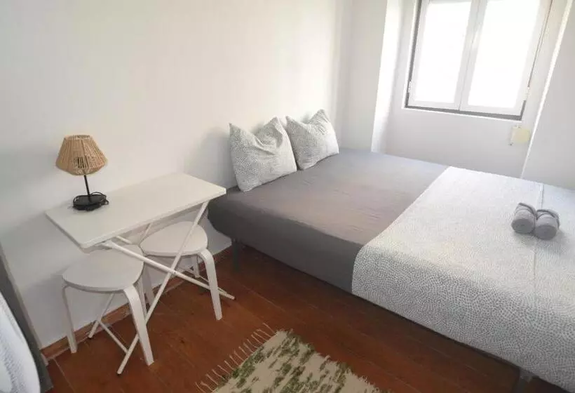 پانسیون Central Lisbon Rooms In Palmira Shared Apartment For Surf Lovers
