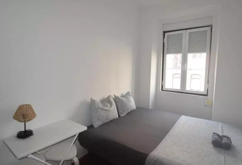 پانسیون Central Lisbon Rooms In Palmira Shared Apartment For Surf Lovers