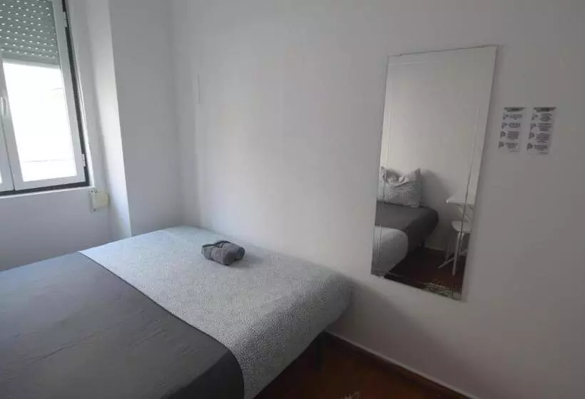 پانسیون Central Lisbon Rooms In Palmira Shared Apartment For Surf Lovers