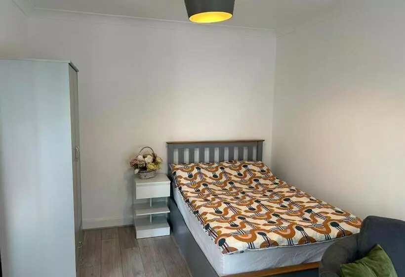 پانسیون Room In Trumpington London