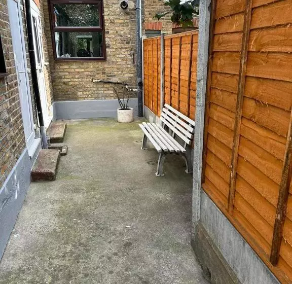 پانسیون Room In Trumpington London