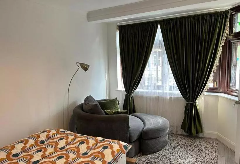 پانسیون Room In Trumpington London