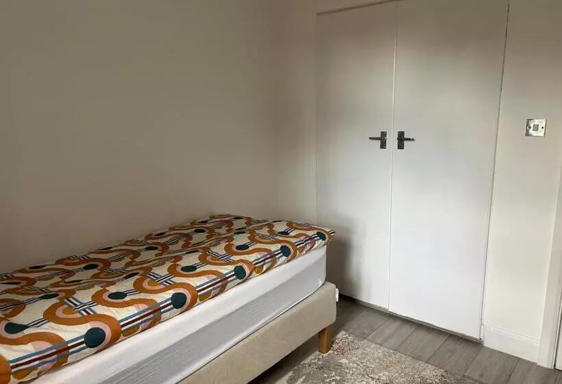 پانسیون Room In Trumpington London