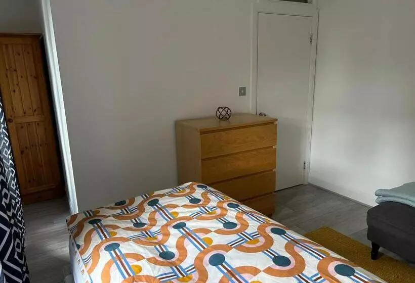 پانسیون Room In Trumpington London