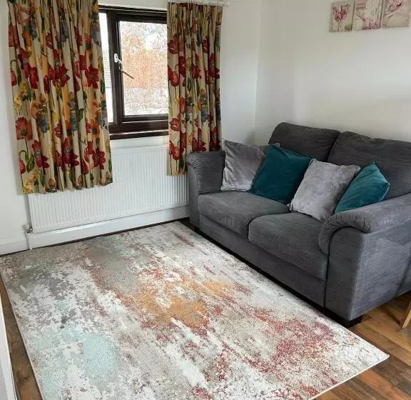 پانسیون Room In Trumpington London