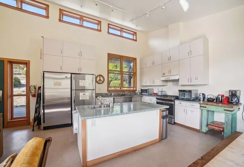 Retkeilymaja Limantour Lodge