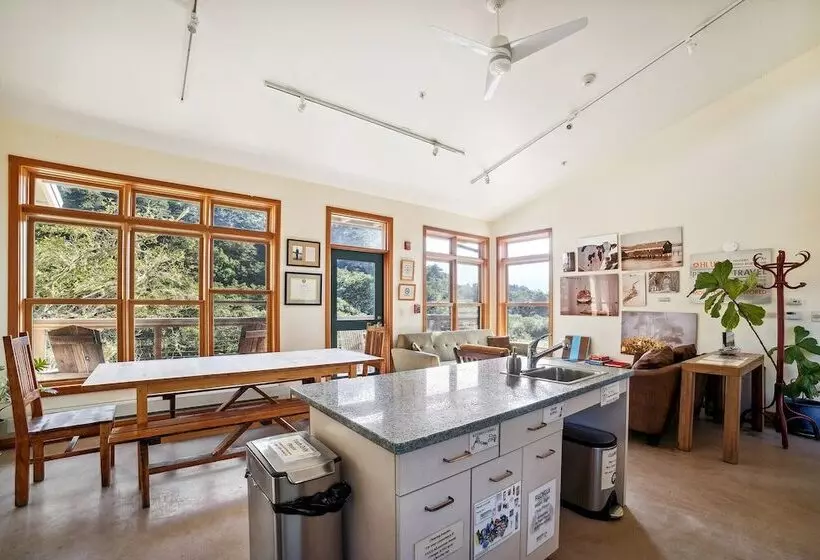 Retkeilymaja Limantour Lodge