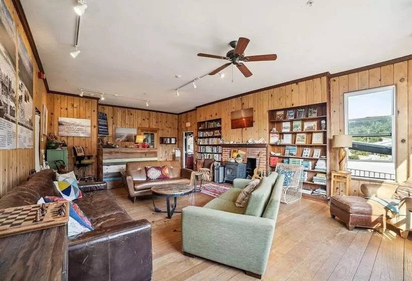 Retkeilymaja Limantour Lodge