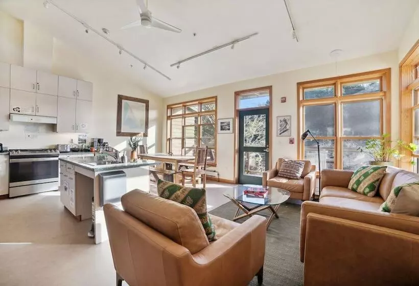 Retkeilymaja Limantour Lodge