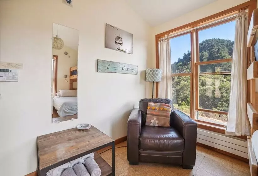 Retkeilymaja Limantour Lodge