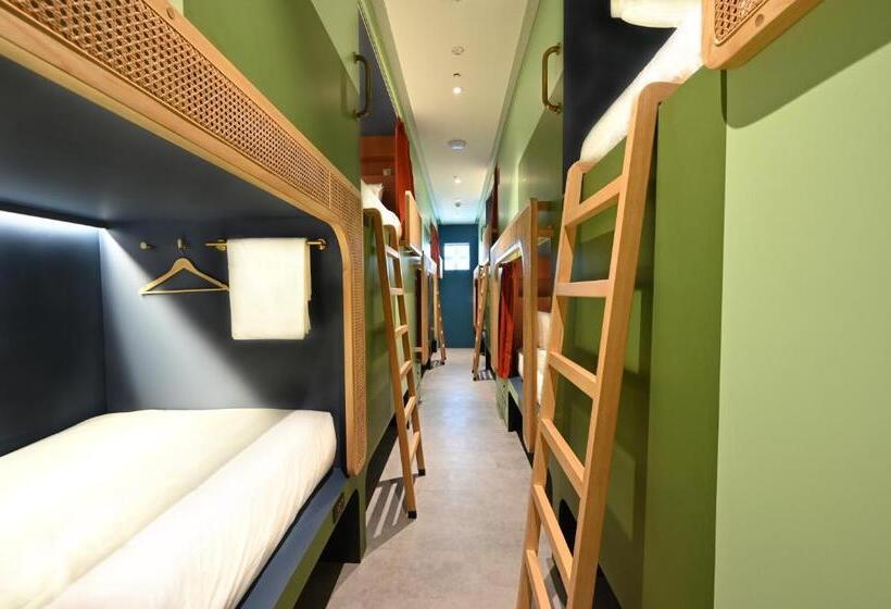 هتل کپسول Dream Chaser Boutique Capsule