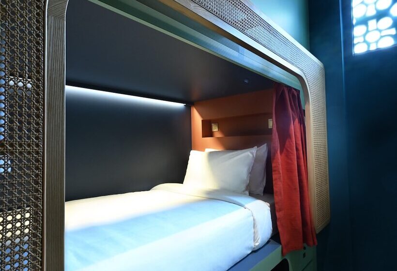 هتل کپسول Dream Chaser Boutique Capsule