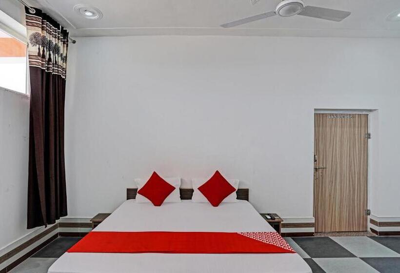 ホテル Oyo Flagship Kmps Palace