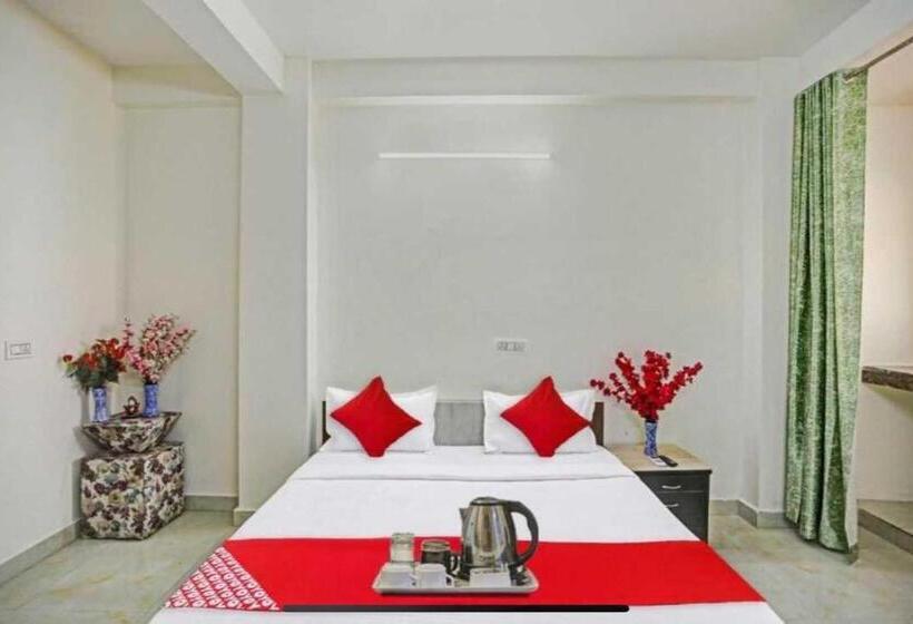 ホテル Oyo Flagship Kmps Palace