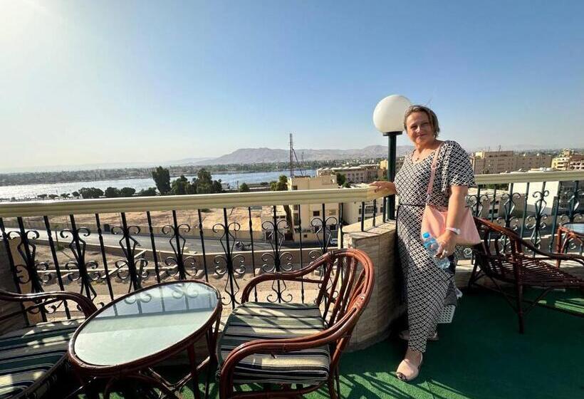 هتل Queens Valley