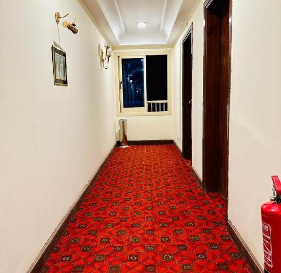 هتل Queens Valley