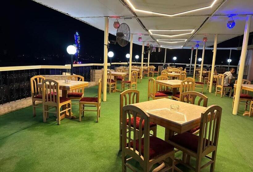 هتل Queens Valley