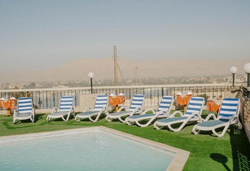 هتل Queens Valley