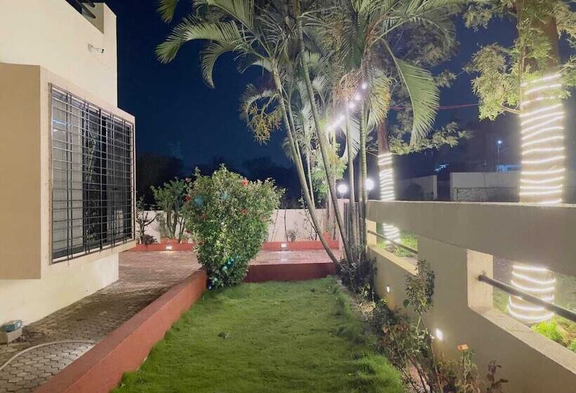 Отель Serene Lake Castle