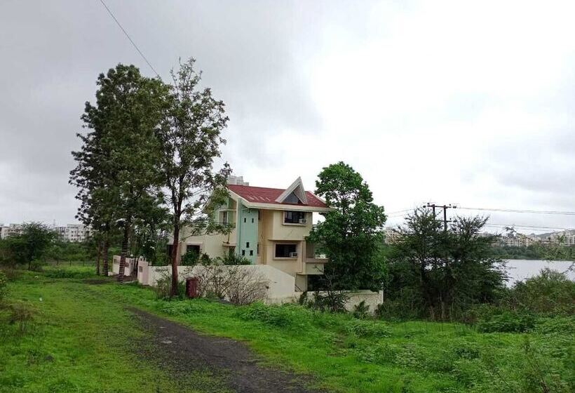 Отель Serene Lake Castle