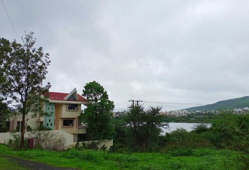 Отель Serene Lake Castle