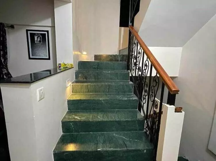 ホテル Serene Lake Castle