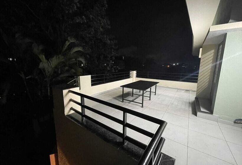 Отель Serene Lake Castle