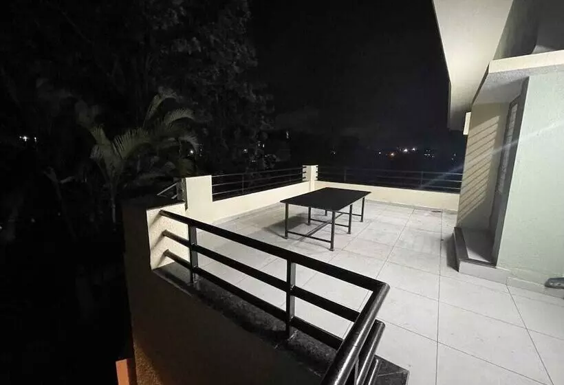 ホテル Serene Lake Castle