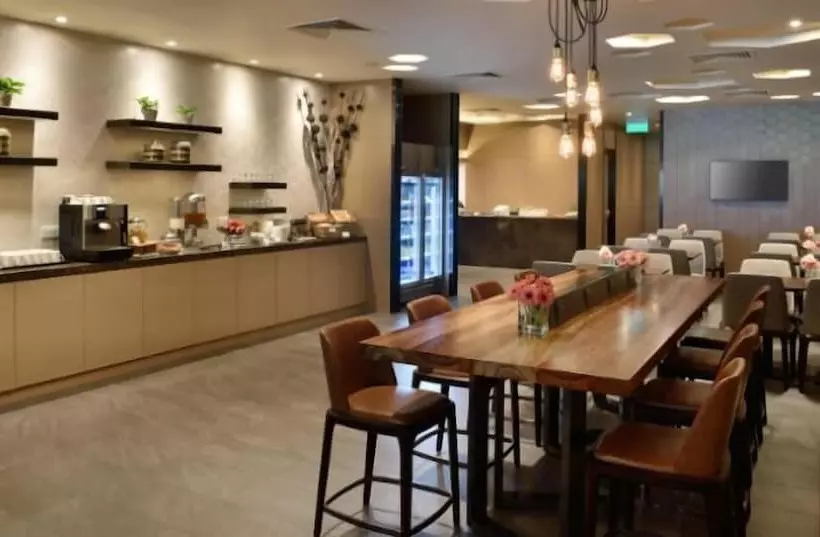 هتل Plaza Premium Lounge    Singapore T1   Hostel