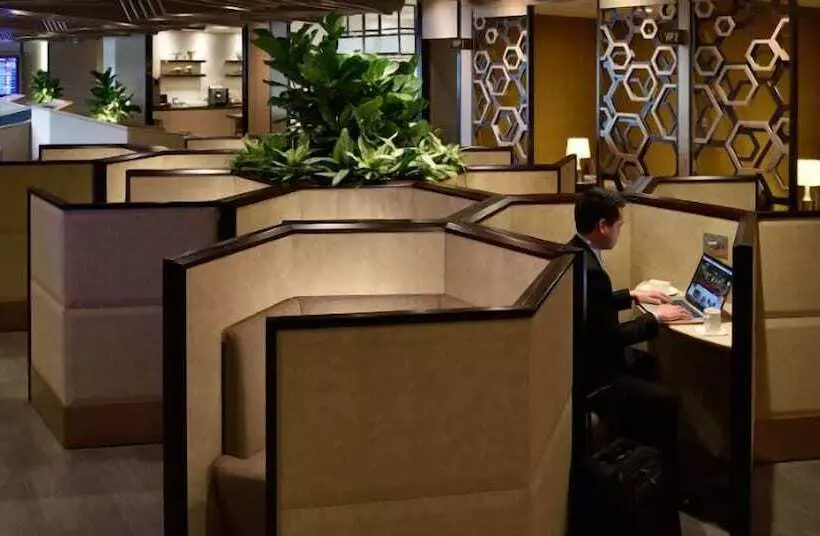 هتل Plaza Premium Lounge    Singapore T1   Hostel