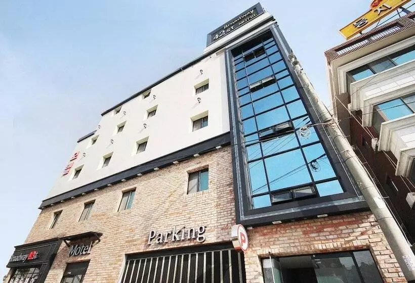 مُتل Jinju Broadway 42nd Street