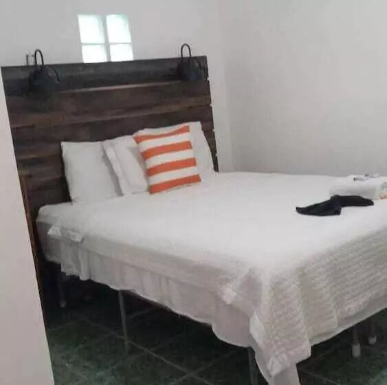 Hotelli Club Rooms At Popeyes Beach Resort