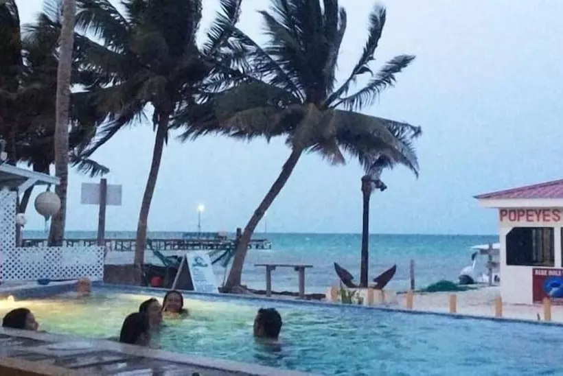 Hotelli Club Rooms At Popeyes Beach Resort