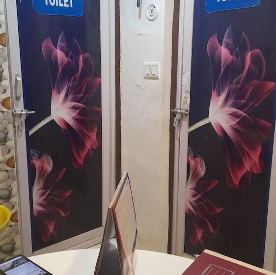 Hotel Goroomgo Comfort Hostel Charbagh Lucknow